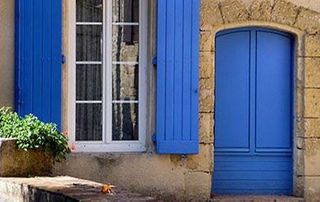 porte et volets bleus sur maison à Toulon